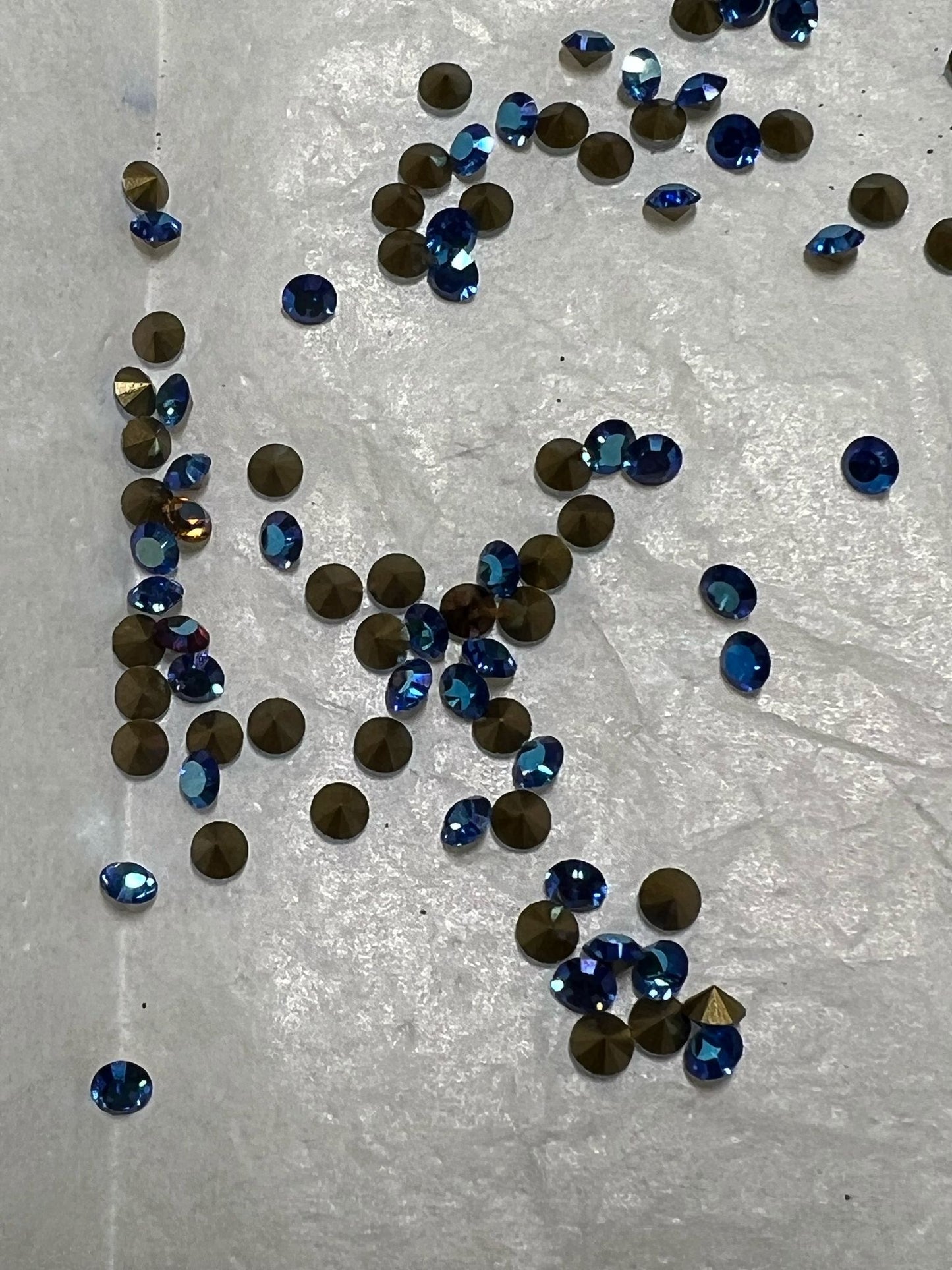 Swarovski® Chaton Vintage Sapphire Gold Foiled PP24