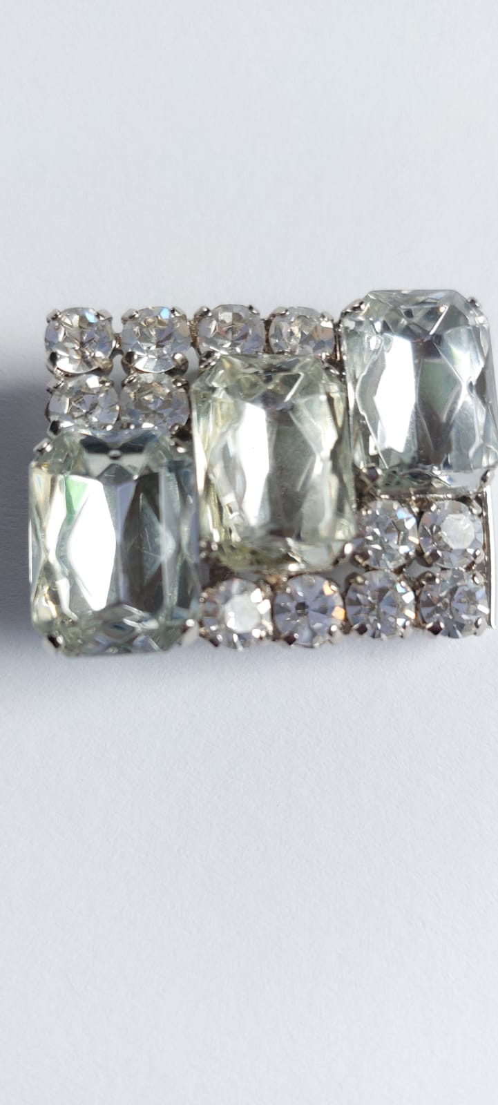 8964 Vintage Brosche made with Swarovski Kristallen 40x30mm