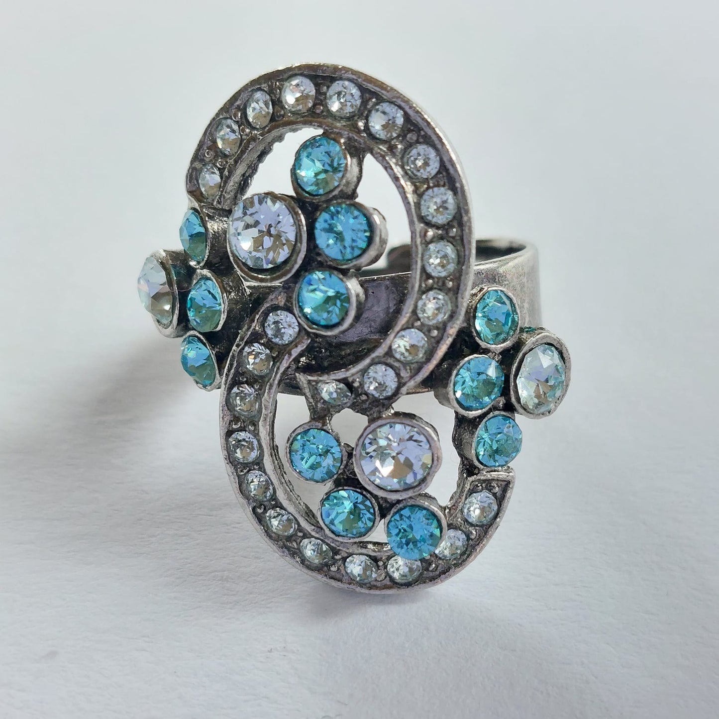 9858 Vintage Ring made with Swarovski Kristallen 30x20mm