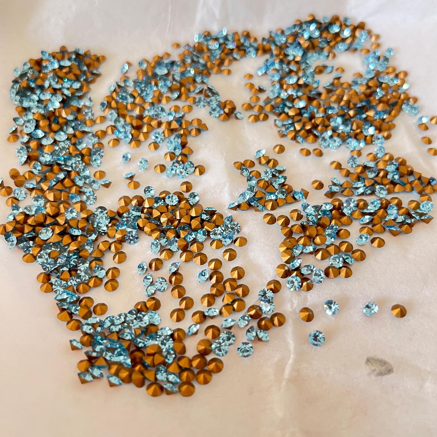 Swarovski® Chaton Vintage Aquamarine Gold Foiled PP27