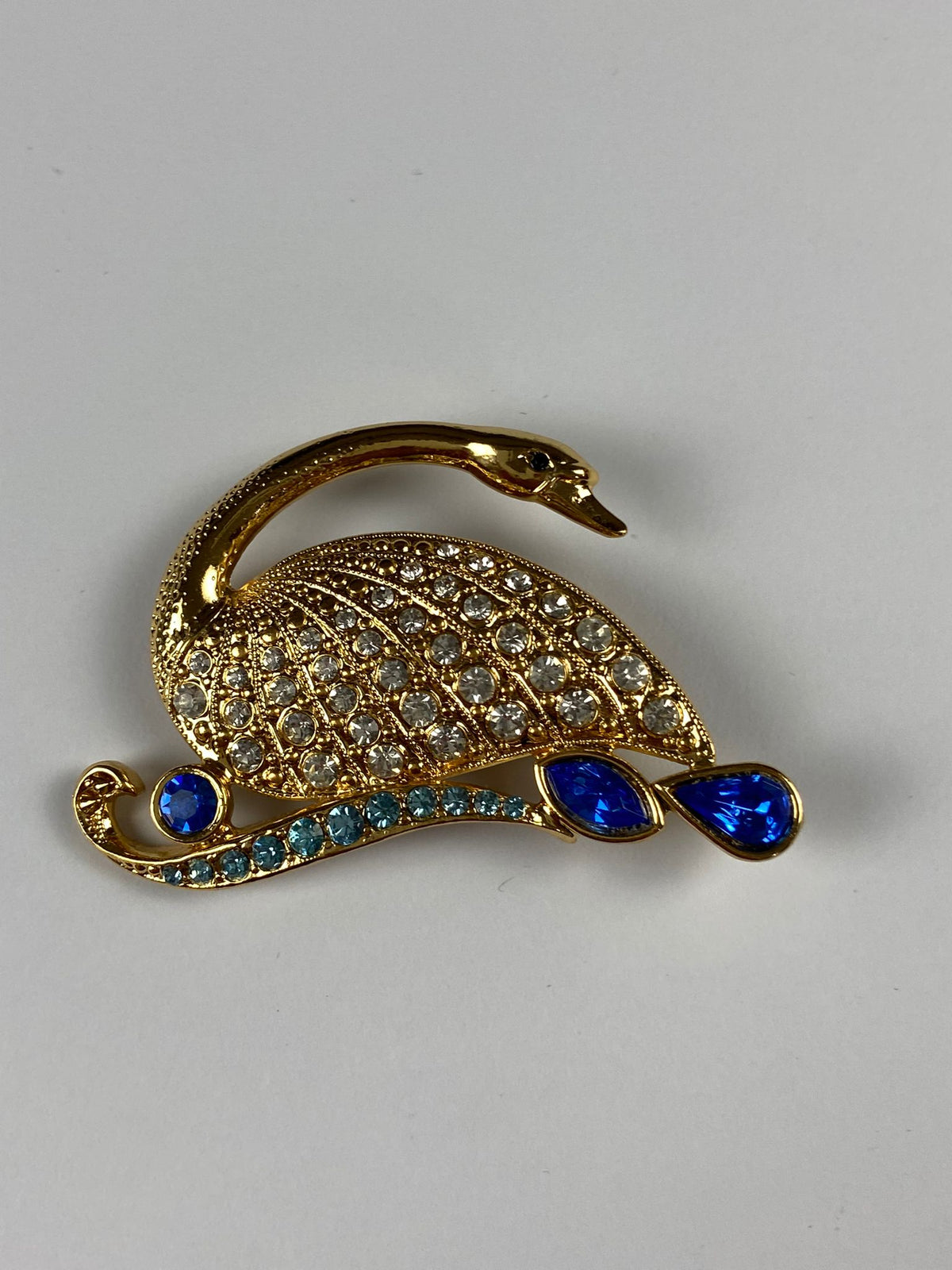 8204 Vintage Pfauenbrosche mit Swarovski-Kristallen 52.5x32mm