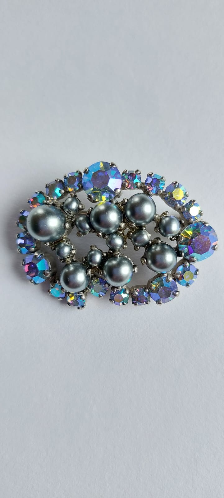 8981 Vintage Brosche made mit Swarovski Kristallen 40x25mm