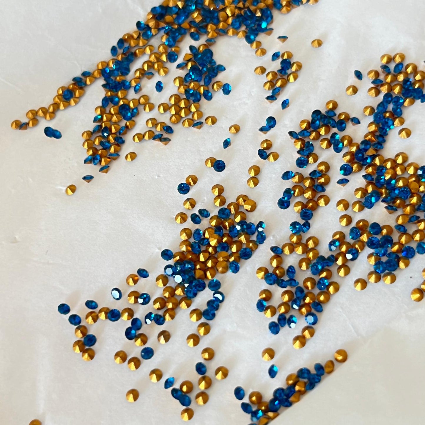 Swarovski® Chaton Vintage Capriblue Gold Foiled PP11