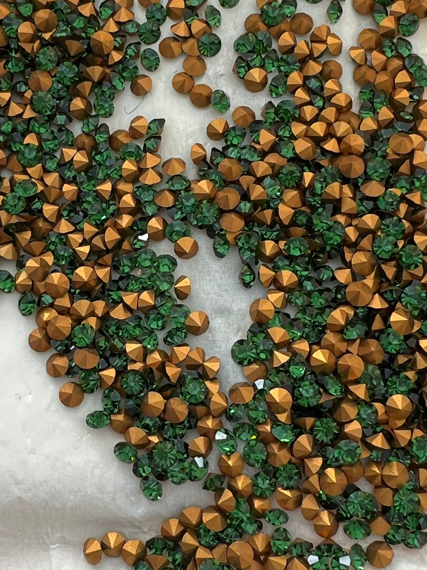 Swarovski® Chaton Vintage Green Turmaline Gold Foiled PP24