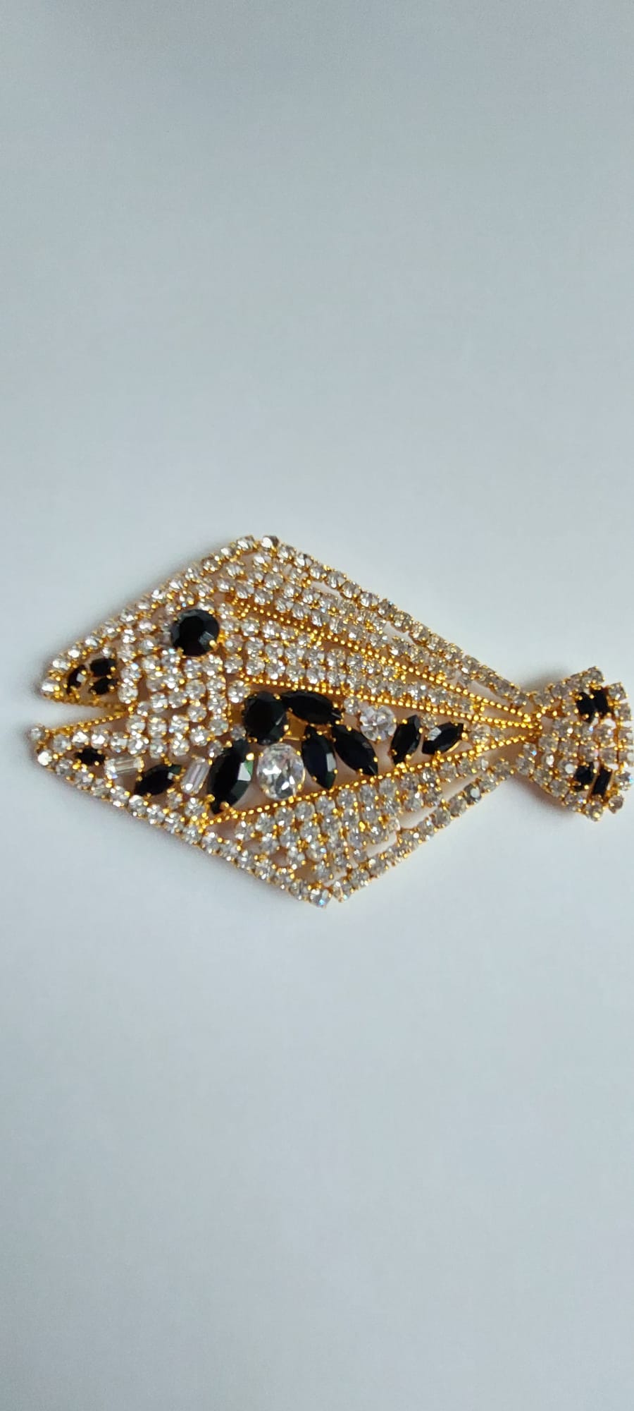 8999 Vintage Fish Brooch made with Swarovski Kristallen 130mm