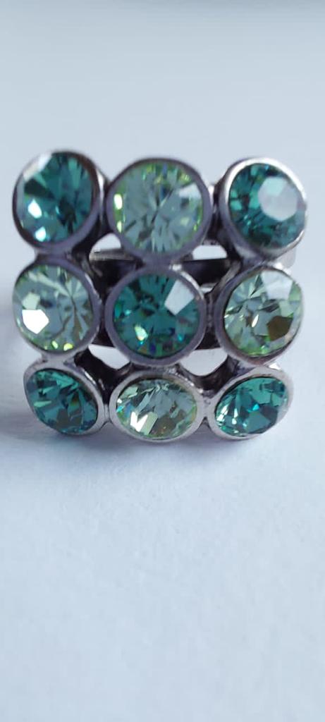 9977 Vintage Ring made with Swarovski Kristallen 17mm