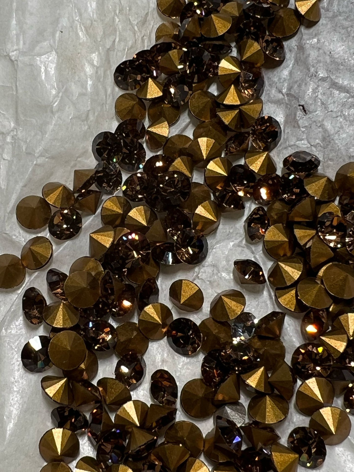 Swarovski® Chaton Vintage Light Smoked Topaz Gold Foiled SS24