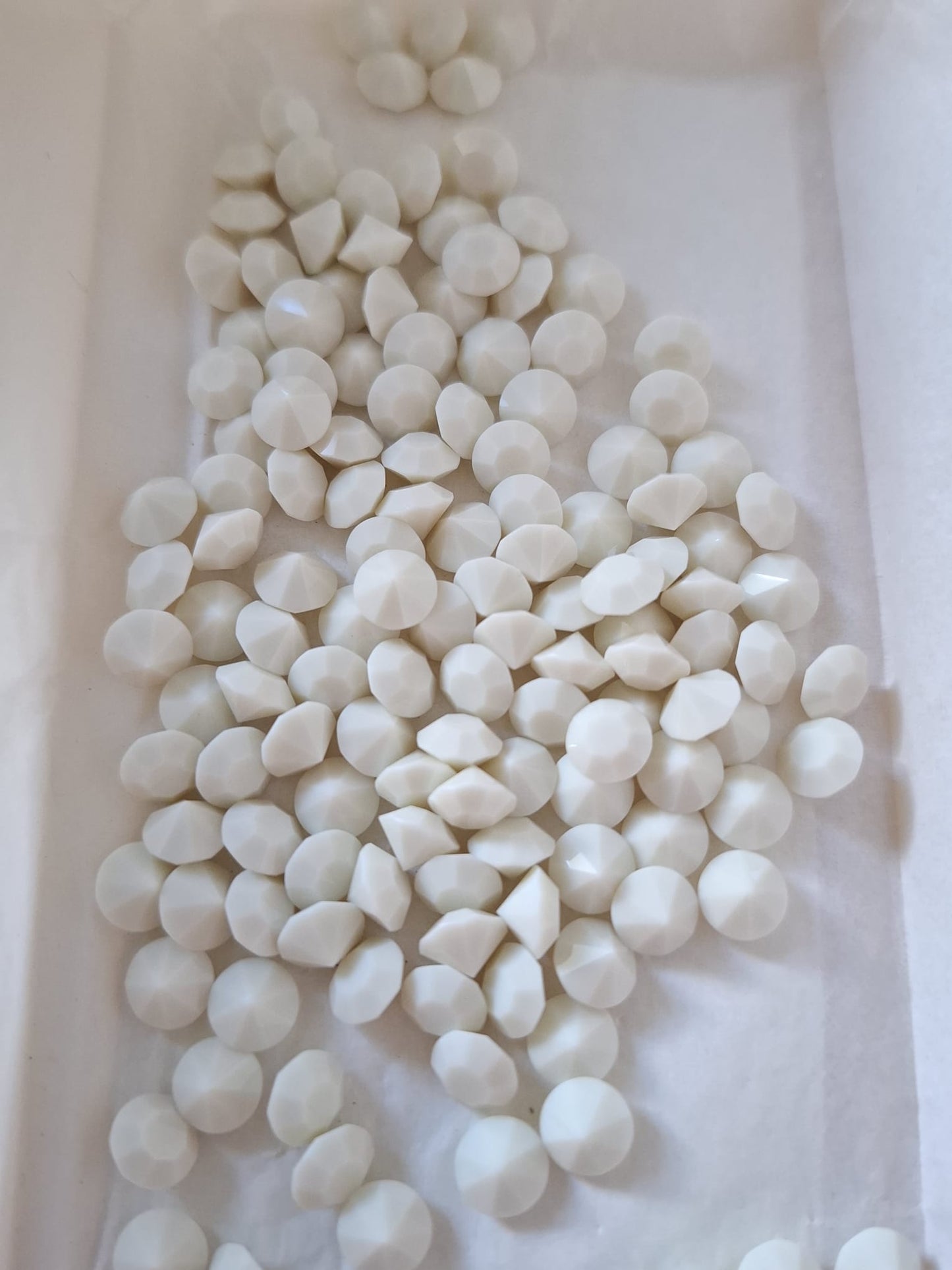 Swarovski® Chaton Vintage Ivory Unfoiled SS34