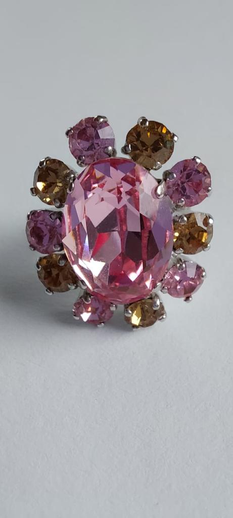 9987 Vintage Ring made with Swarovski Kristallen 27x22mm