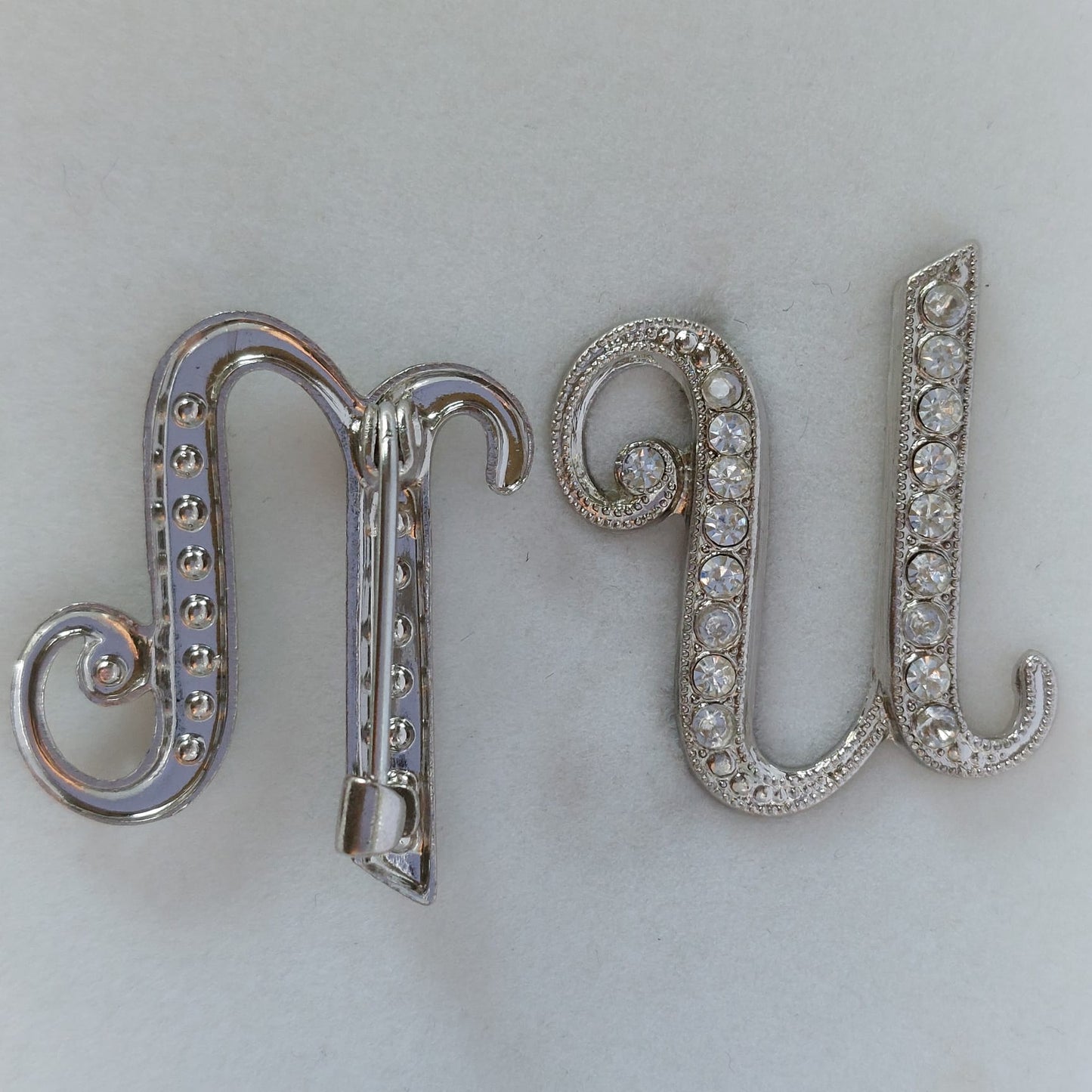 8048 Vintage-Buchstabe "U" Brosche mit Swarovski-Kristallen 25x20mm