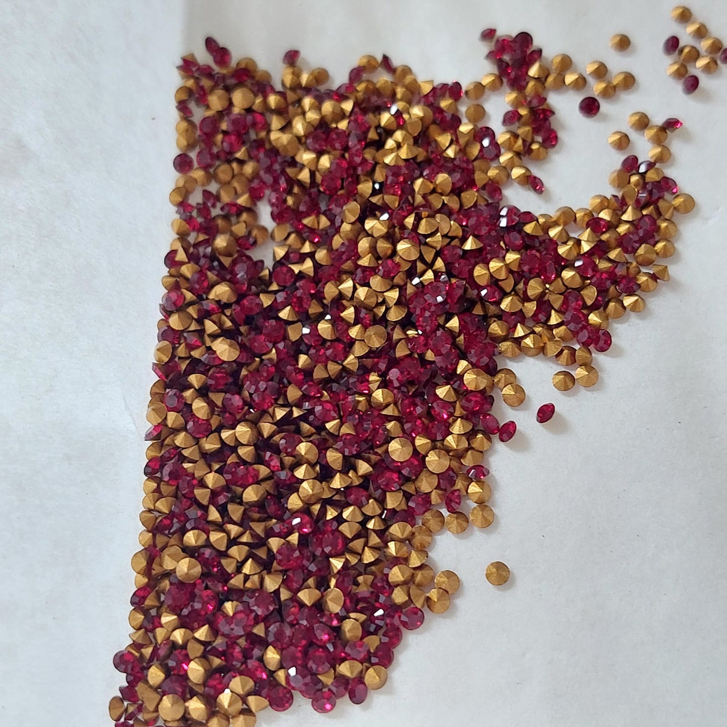 Swarovski® Chaton Vintage Siam Gold Foiled PP14