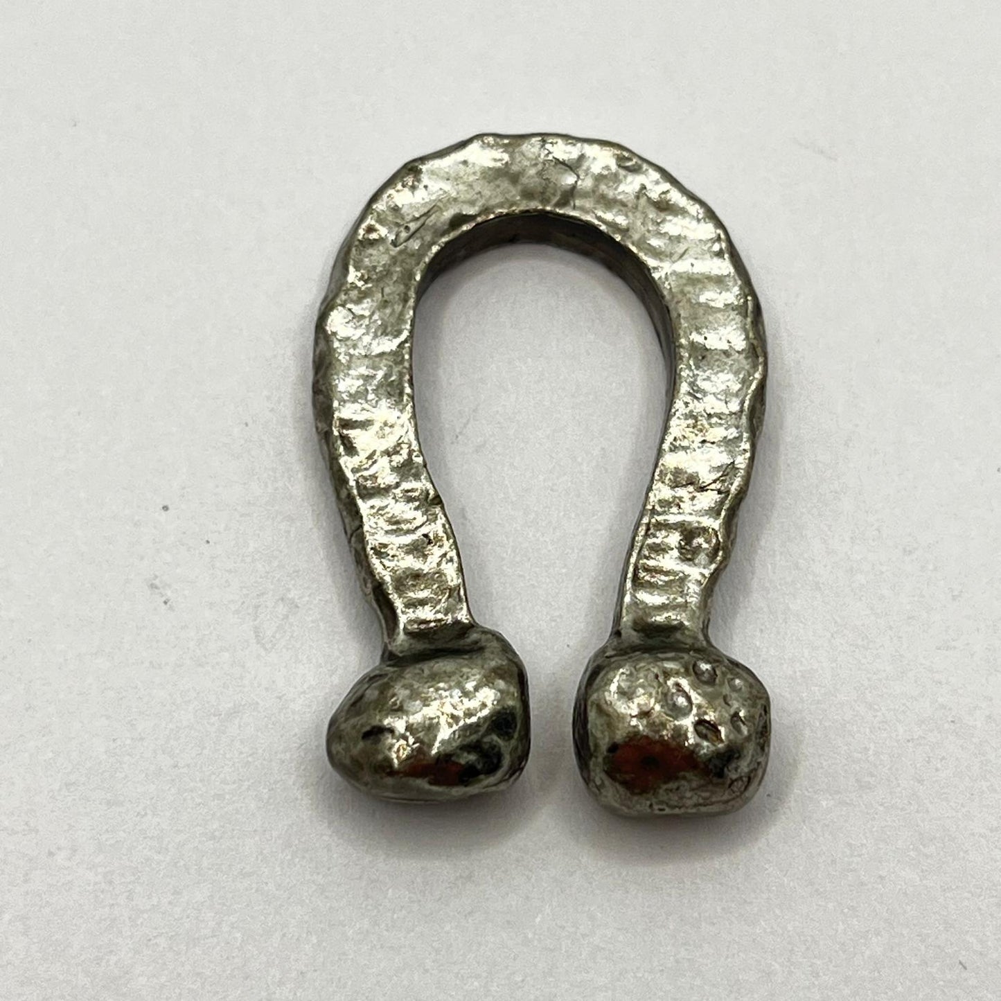 1164 Vintage Trachtenschmuck Hufeisen 30mm