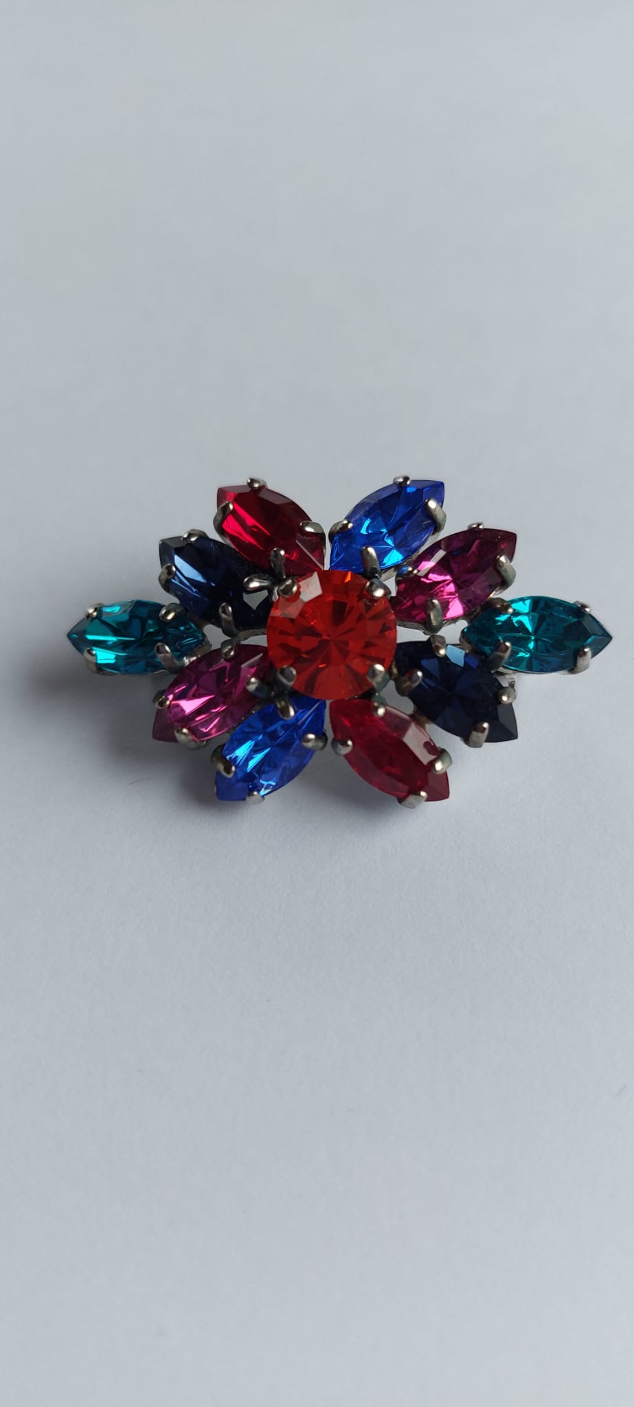 8027 Vintage Broschen mit Swarovski Kristallen 35x25mm