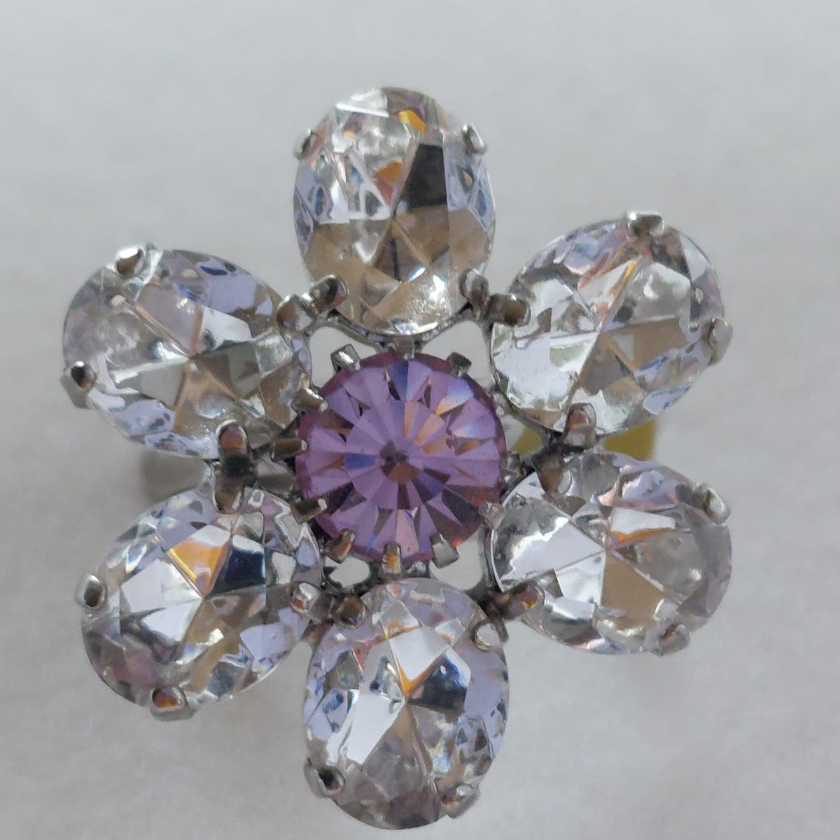9826 Vintage Ring made with Swarovski Kristallen 28mm