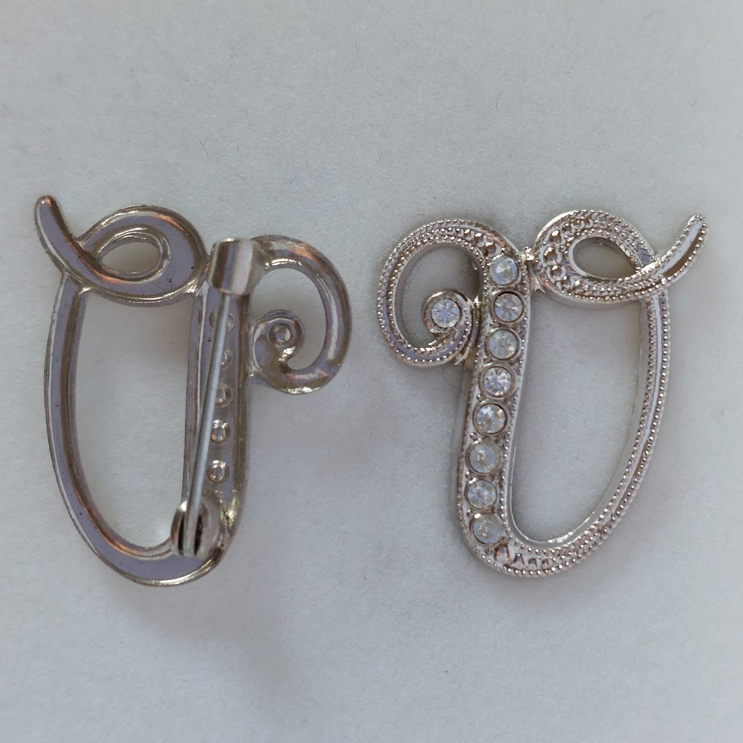 8042 Vintage-Buchstabe "V" Brosche mit Swarovski-Kristallen 25x20mm