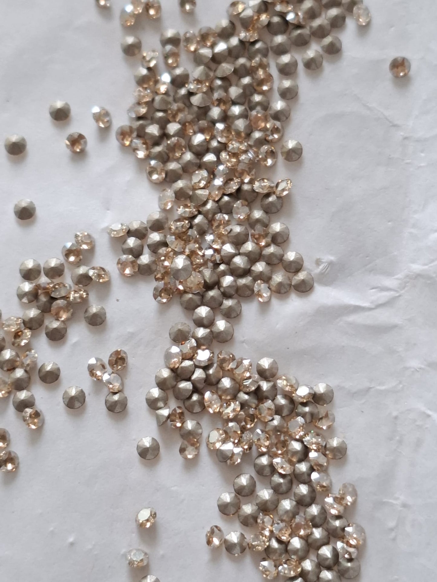 Swarovski® Chaton Golden Shadow PP14