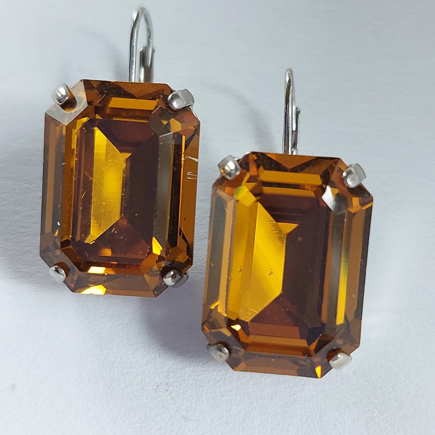3697 Vintage Ohrringe mit Swarovski Kristallen 17x12mm