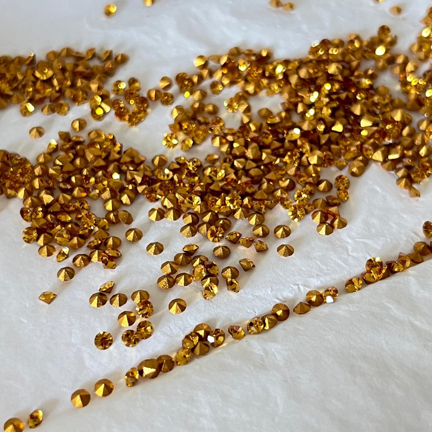 Swarovski® Chaton Vintage Topaz Gold Foiled PP15