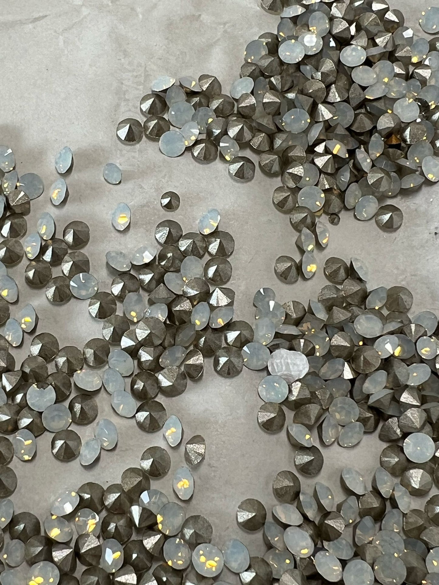 Swarovski® Chaton White Opal PP24