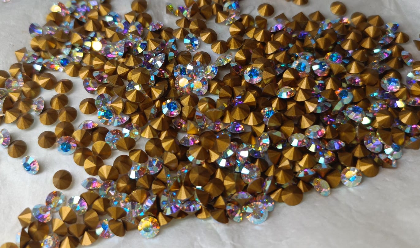 Swarovski® Chaton Vintage Aurore Boreale Gold Foiled SS18