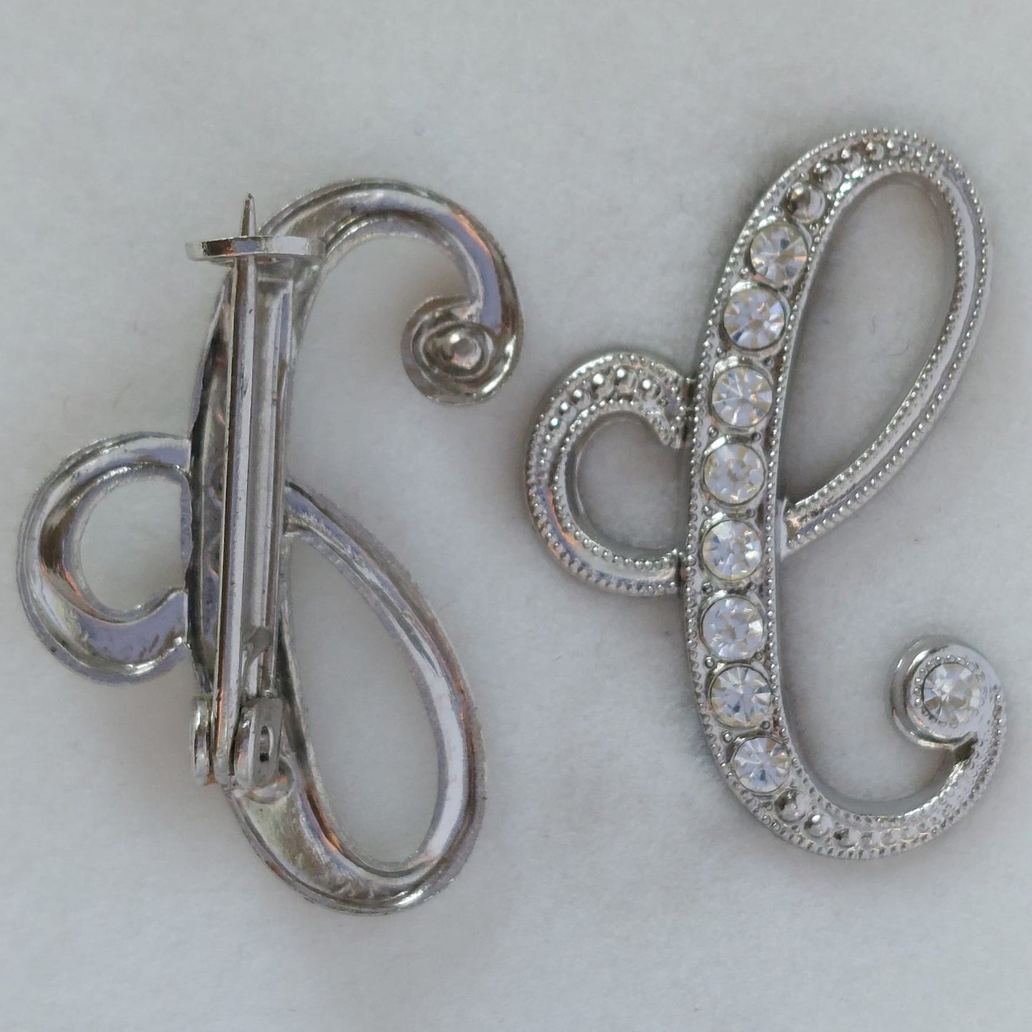 8049 Vintage-Buchstabe "I" Brosche mit Swarovski-Kristallen 25x15mm