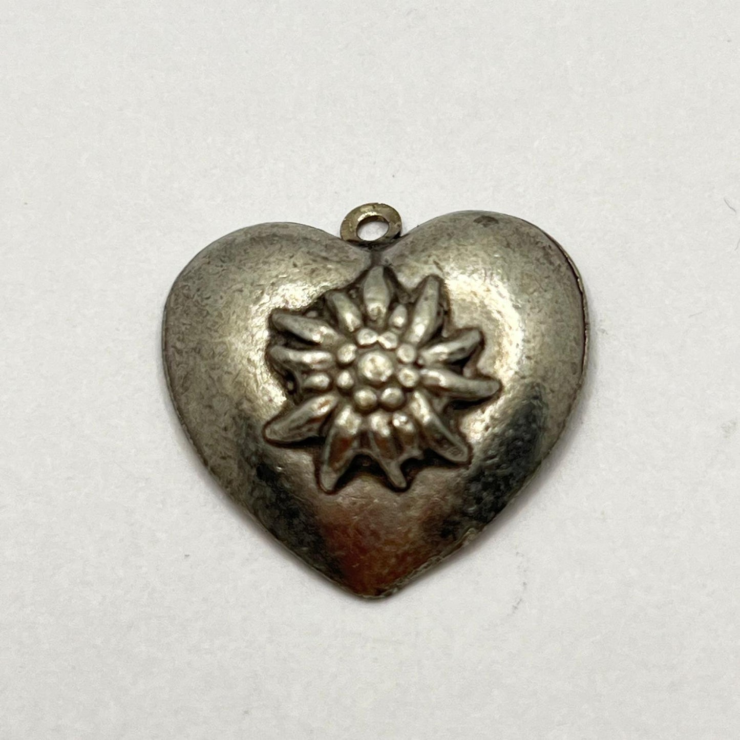 1162 Vintage Trachtenschmuck Herzanhänger 20mm
