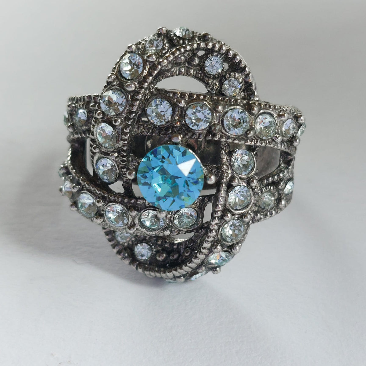 9861 Vintage Ring made with Swarovski Kristallen 25mm