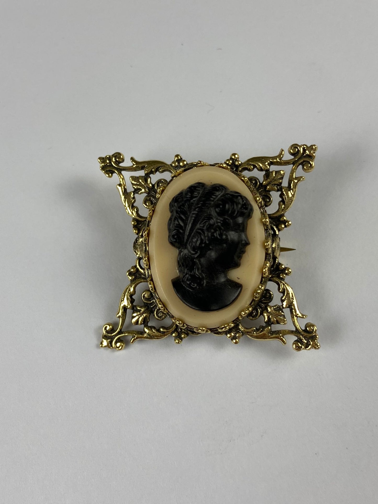 8238 Vintage Camee Brosche 35x32,5mm