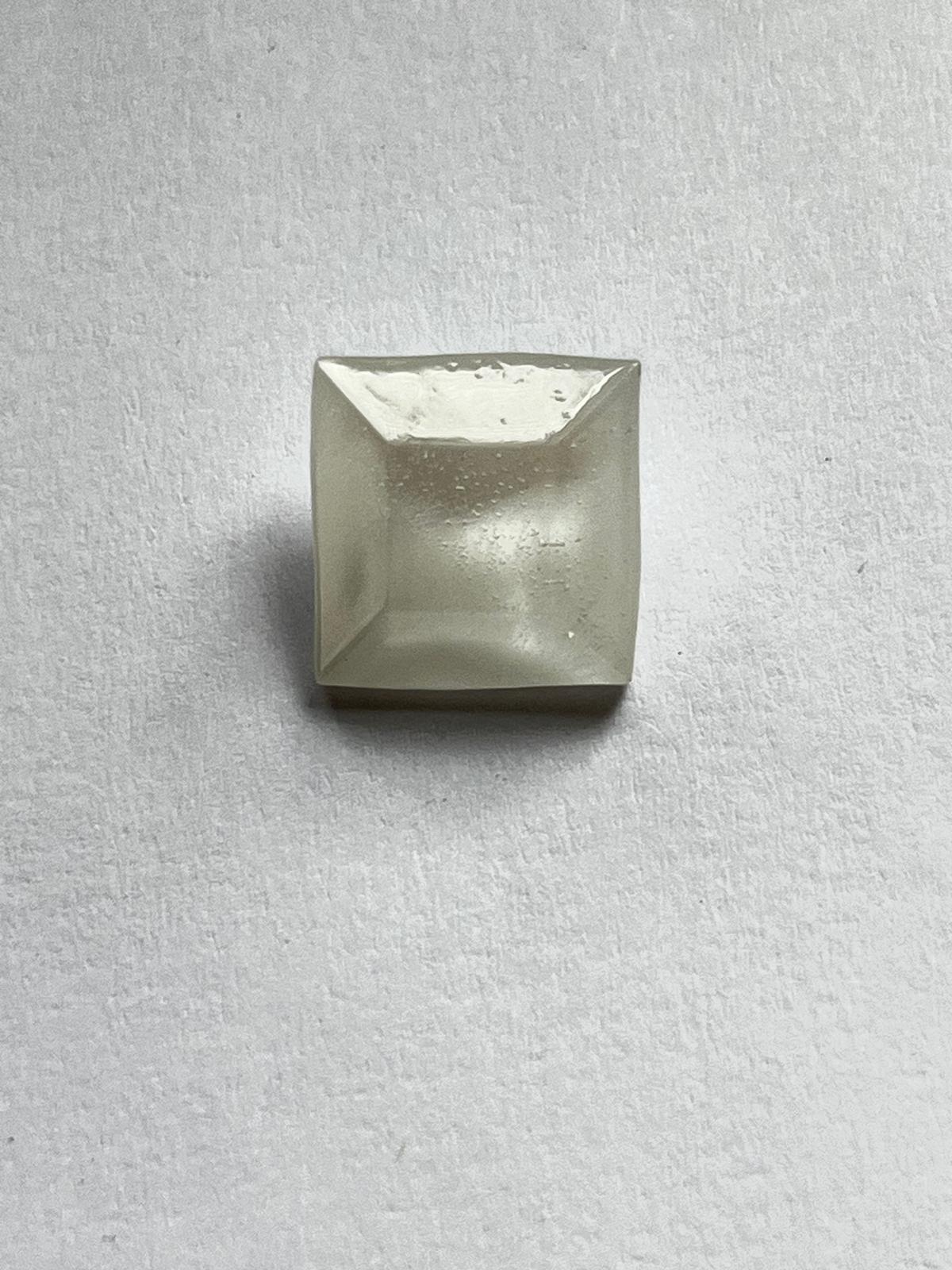 5795 Vintage Kunststoff Cube Pyramid Silver 16mm