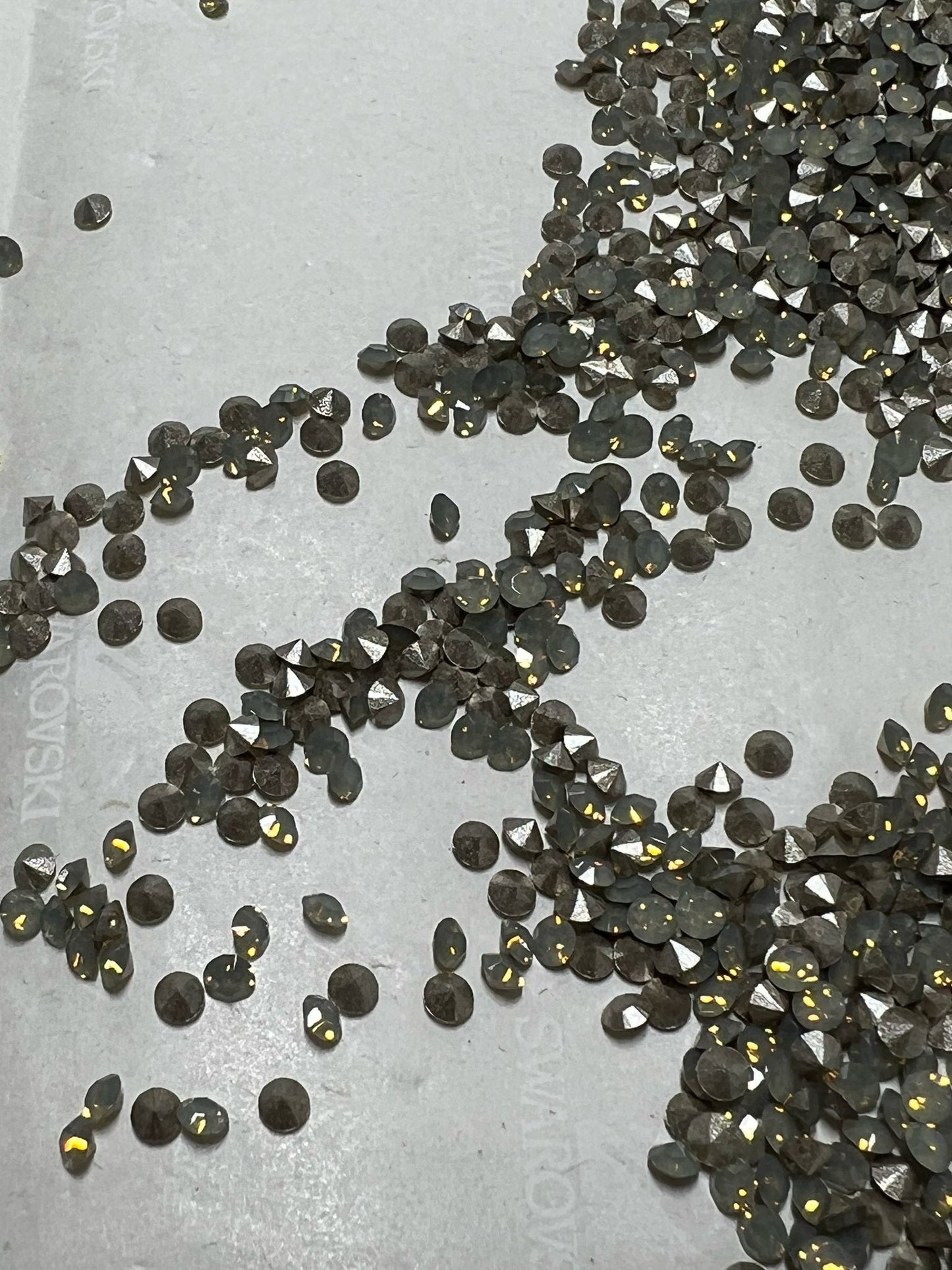 Swarovski® Chaton Light Grey Opal PP18