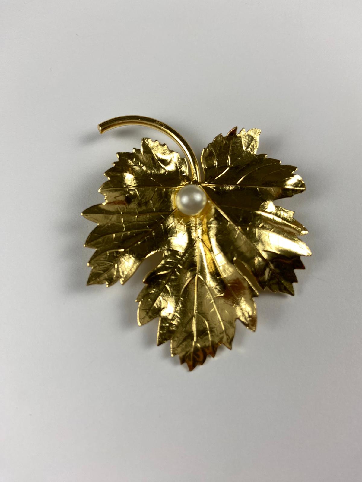 8154 Vintage Brosche mit Swarovski Perlen 43,5x51,5mm