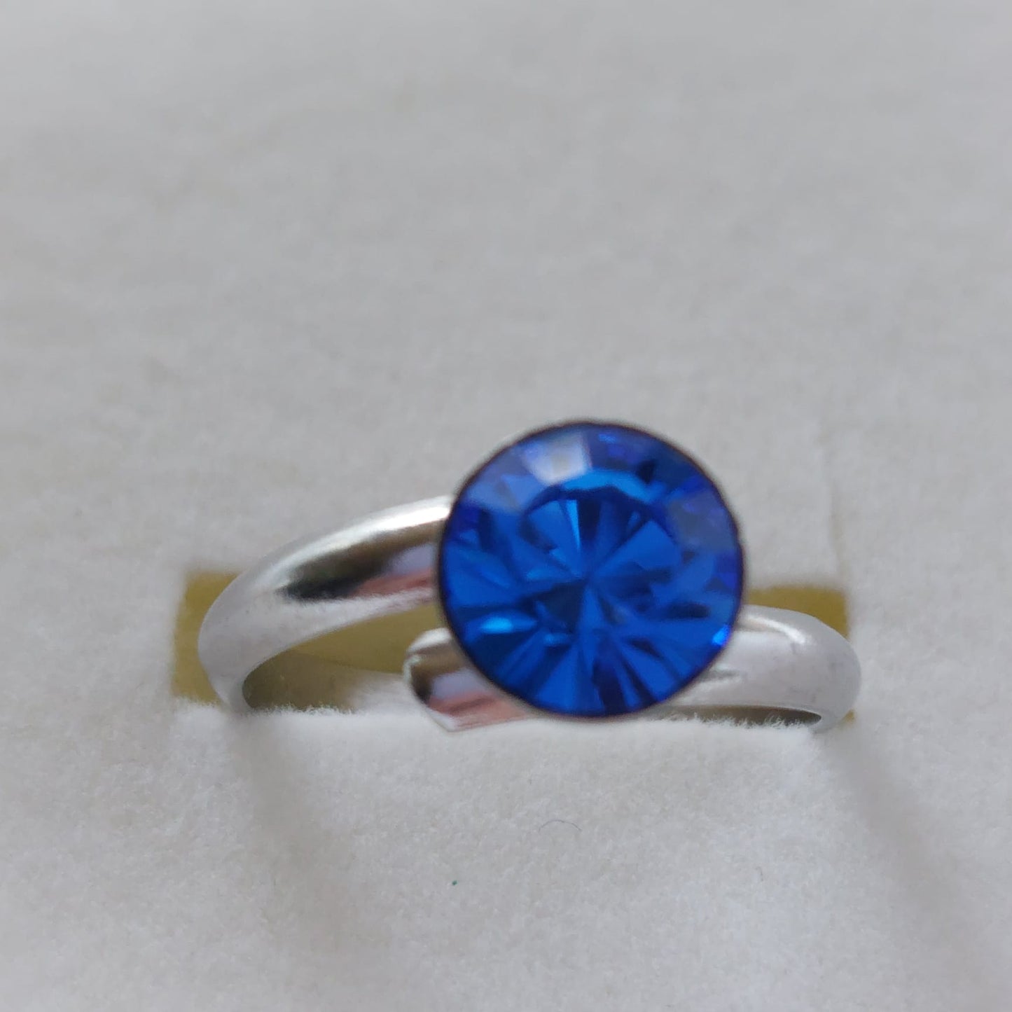 9795 Vintage Ring made with Swarovski Kristallen 8mm
