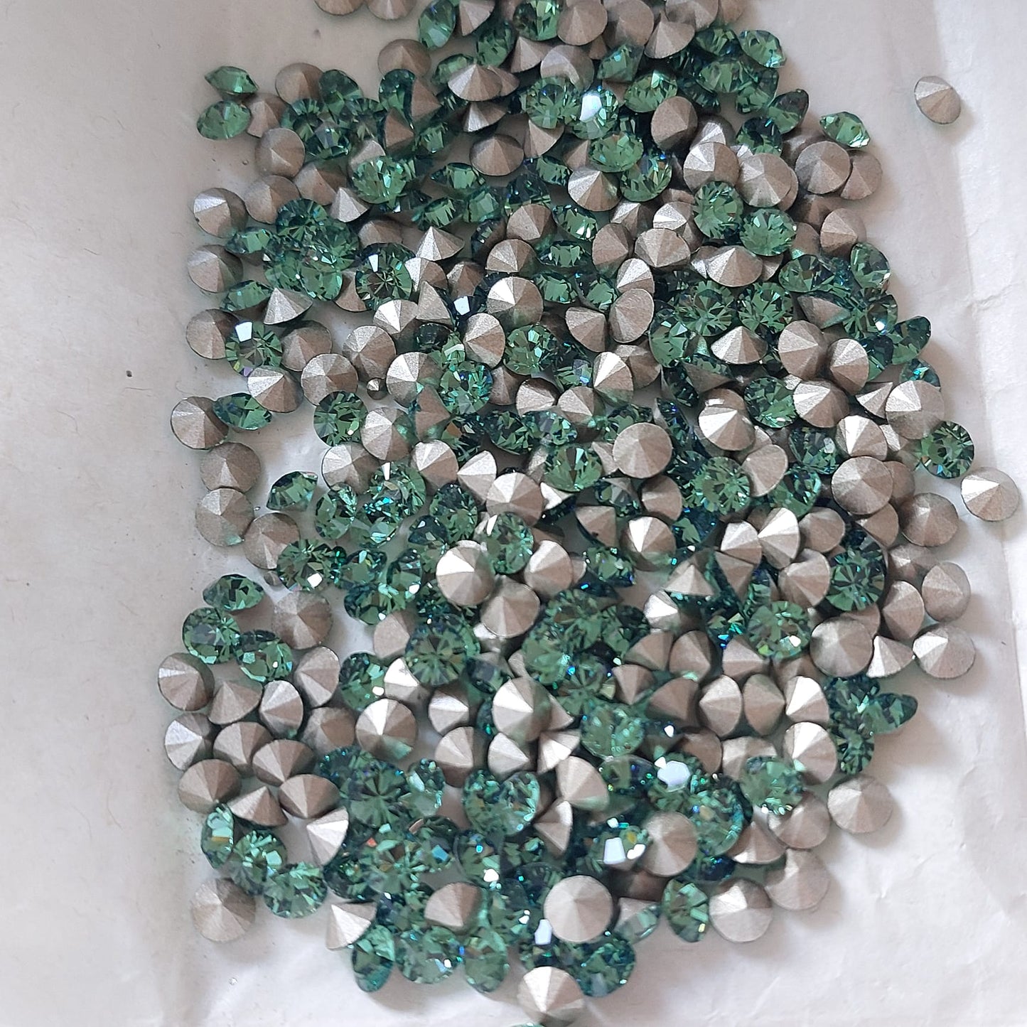 Swarovski® Chaton Erinite SS24