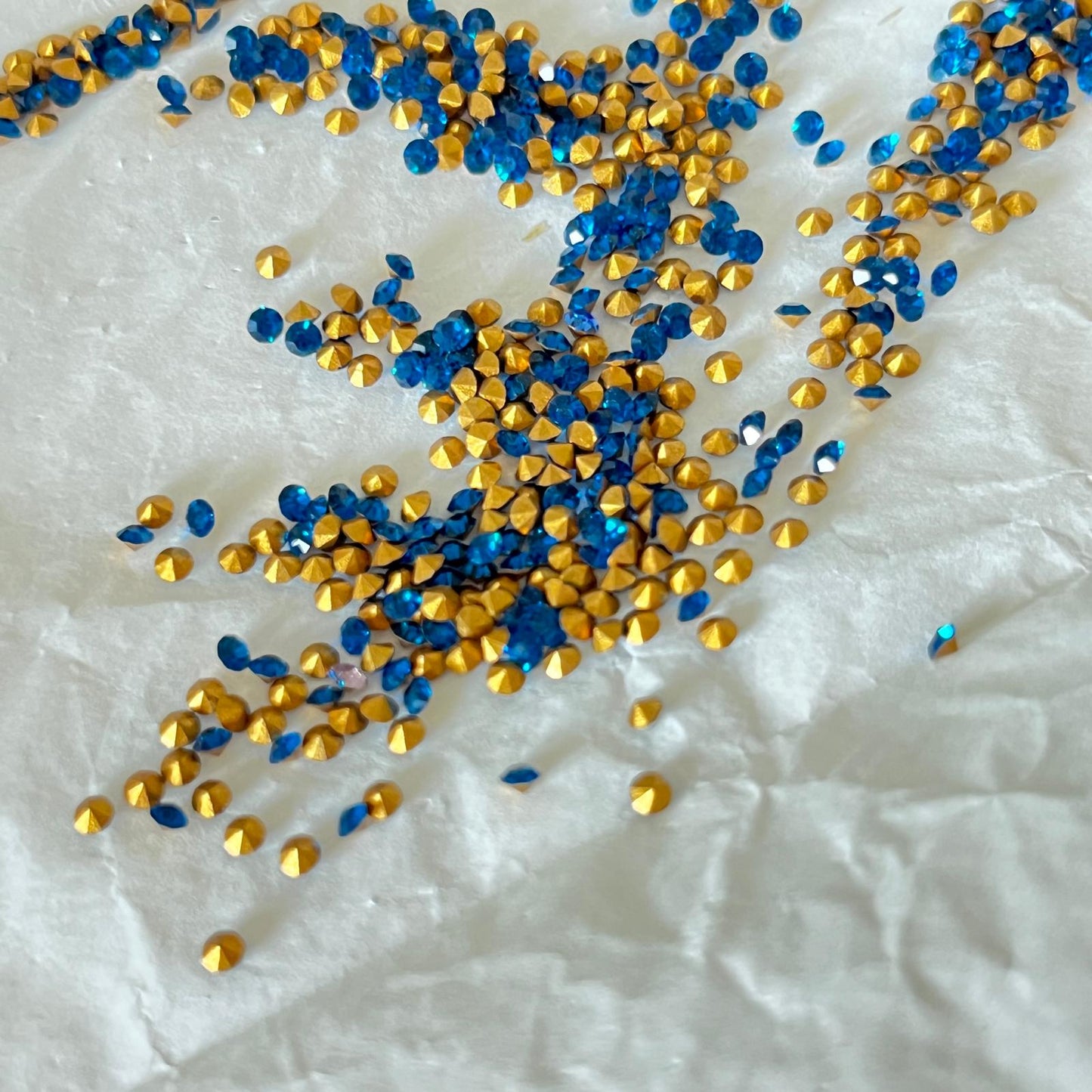 Swarovski® Chaton Vintage Capri Blue Gold Foiled PP15