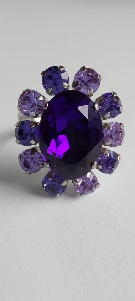 9985 Vintage Ring made with Swarovski Kristallen 27x22mm