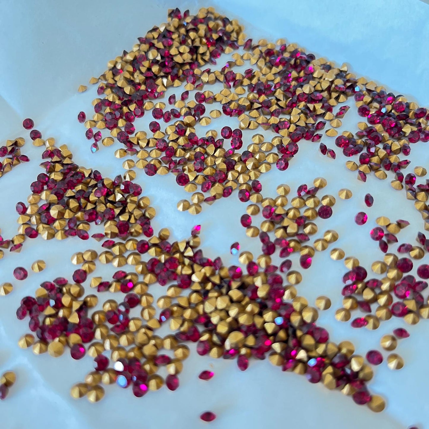 Swarovski® Chaton Vintage Ruby Gold Foiled PP24