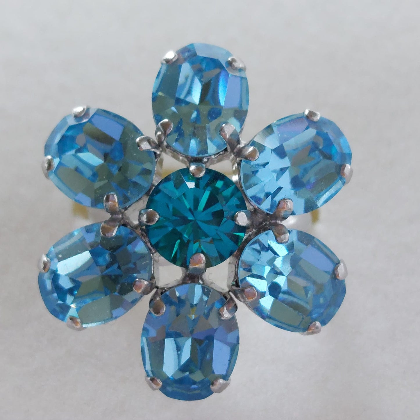 9827 Vintage Ring made with Swarovski Kristallen 28mm