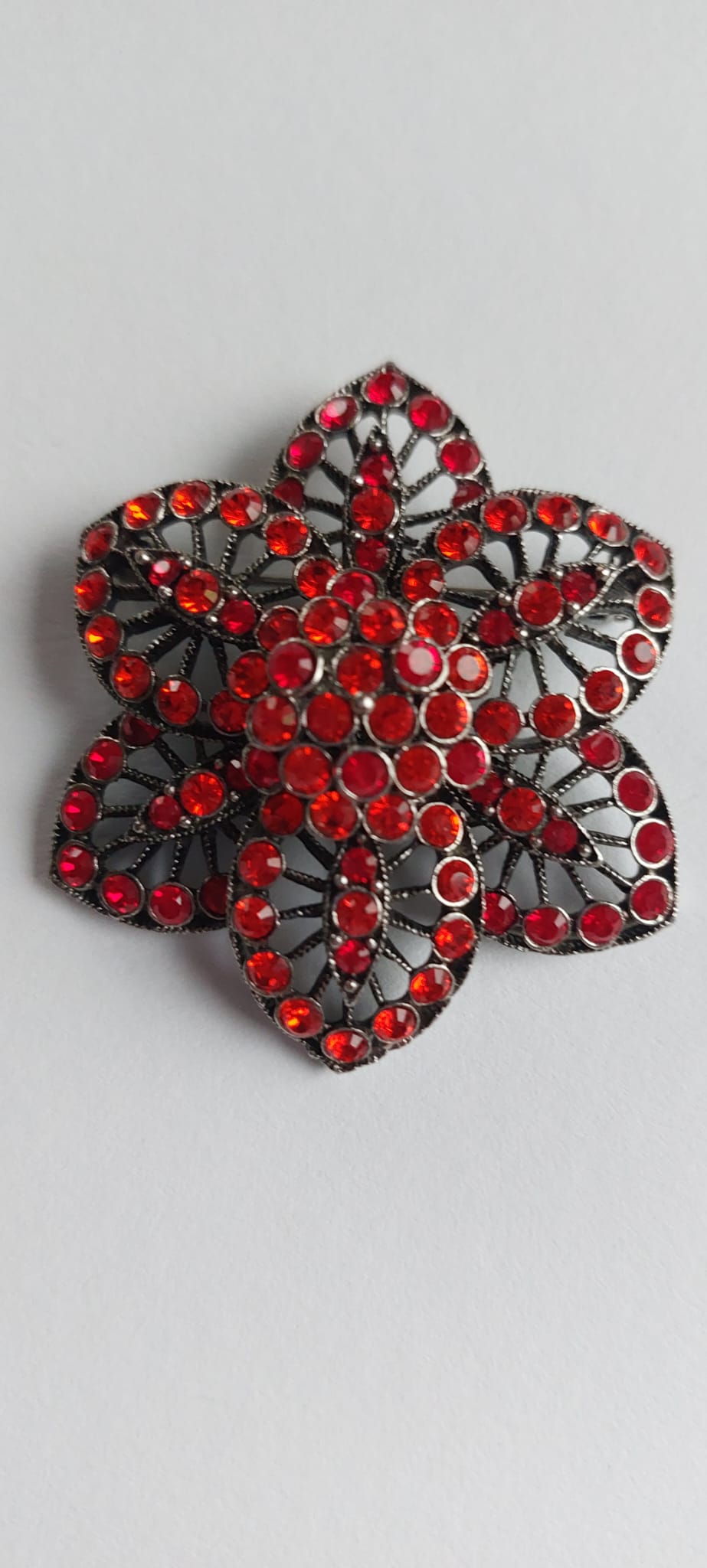 8995 Vintage Flower Brooch made with Swarovski Kristallen 50mm