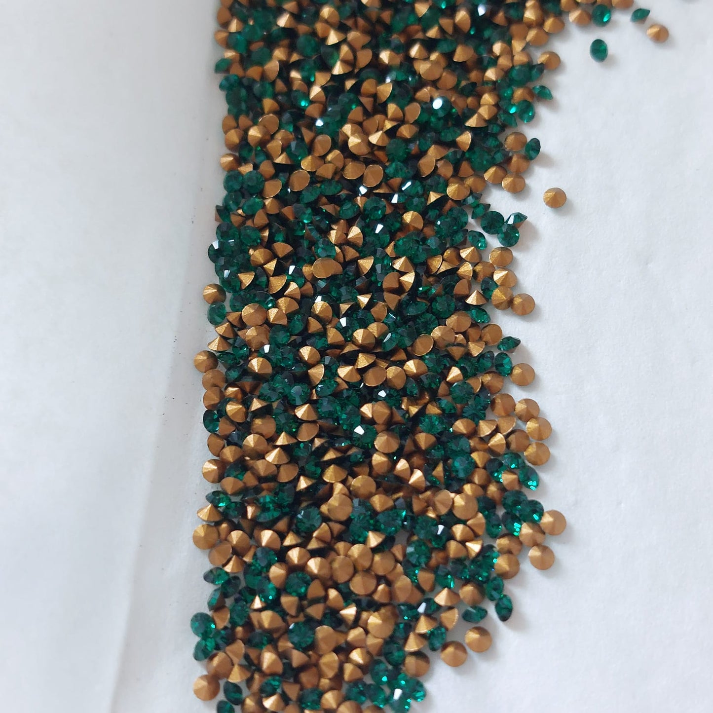 Swarovski® Chaton Vintage Emerald Gold Foiled PP16