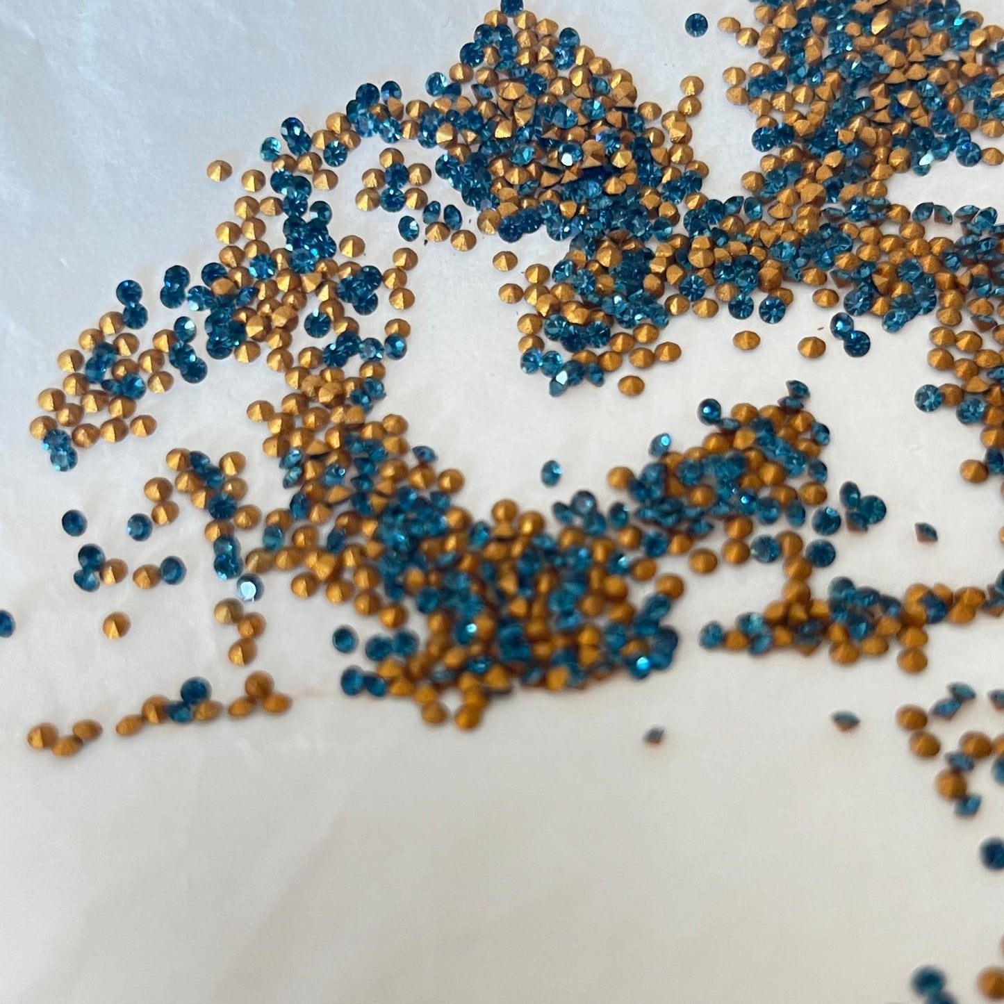 Swarovski® Chaton Vintage Montana Gold Foiled PP11