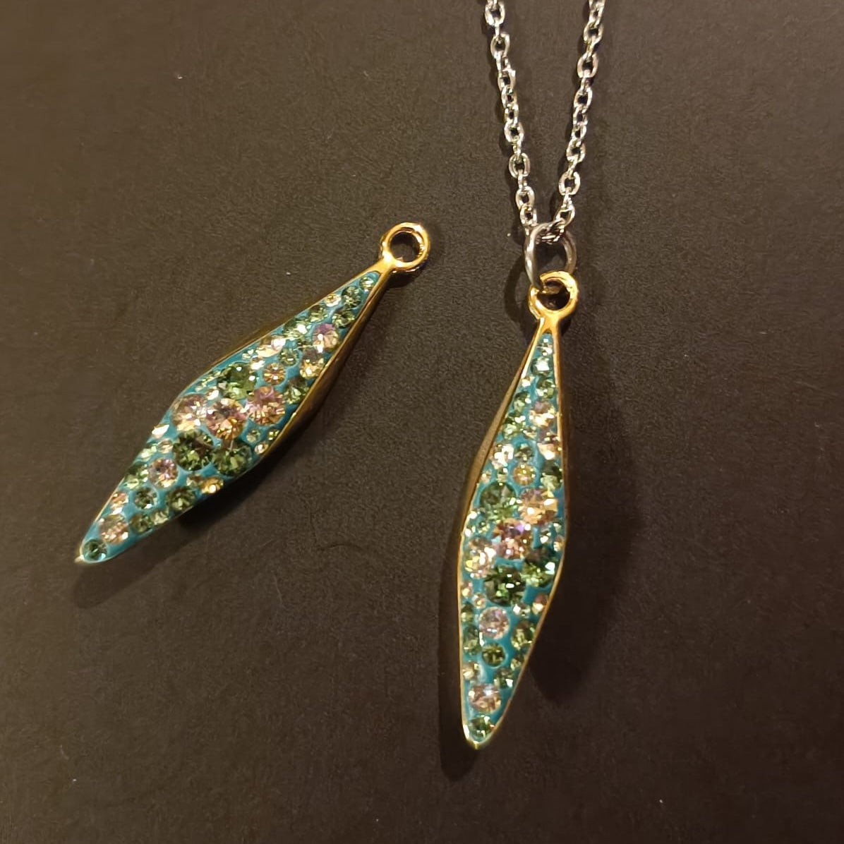 Swarovski® Pavé Anhänger Rhombus Luminous/Gold 20mm