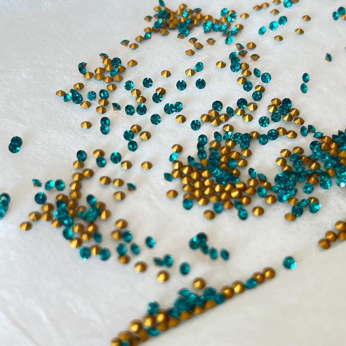 Swarovski® Chaton Vintage Blue Zircon Gold Foiled PP11