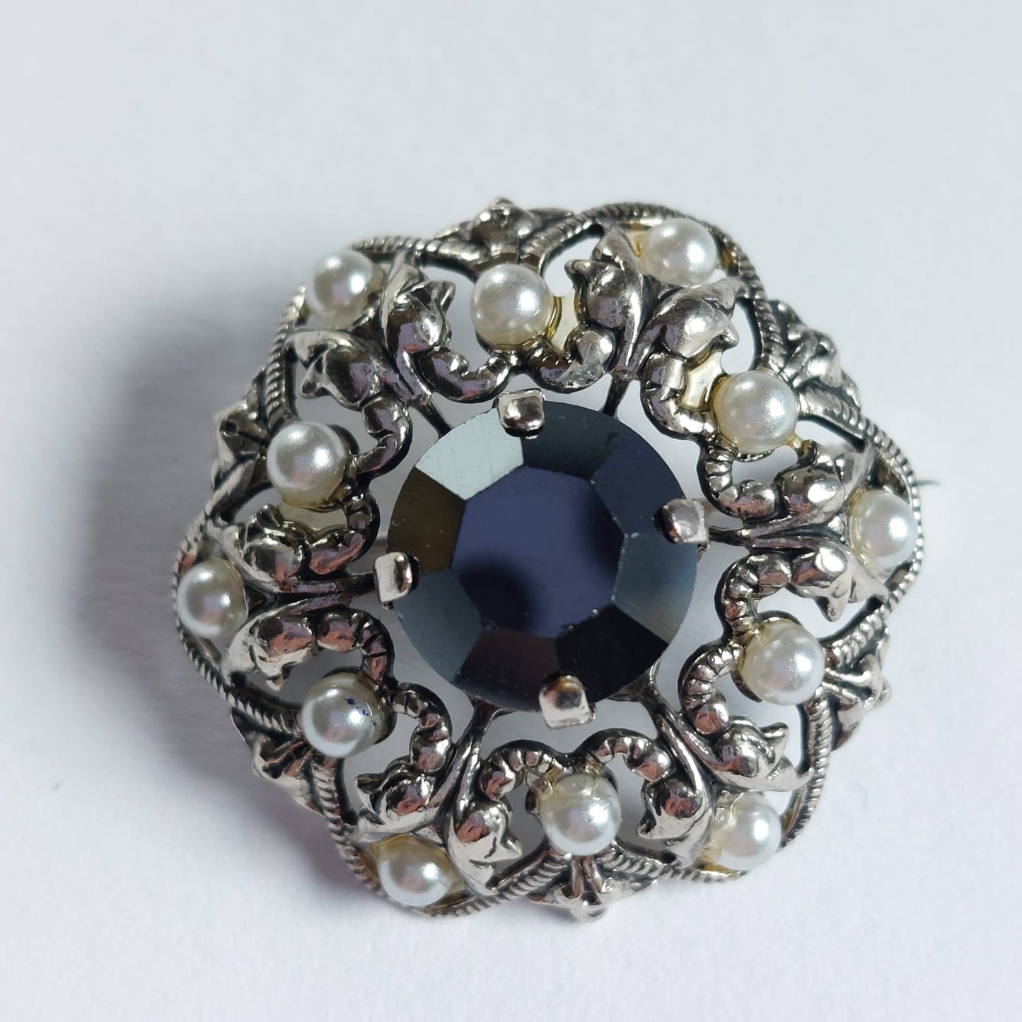 Vintage Fleur de Lis Trachten Brosche mit Swarovski Kristallen & Perlen 27mm