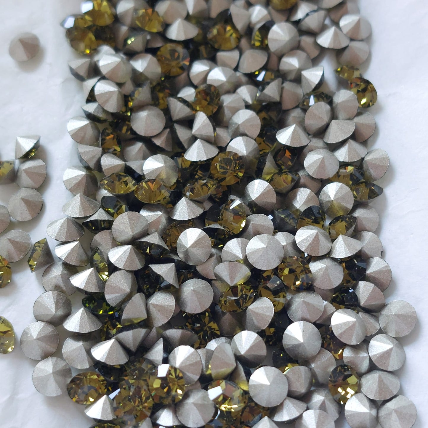 Swarovski® Chaton Khaki SS24