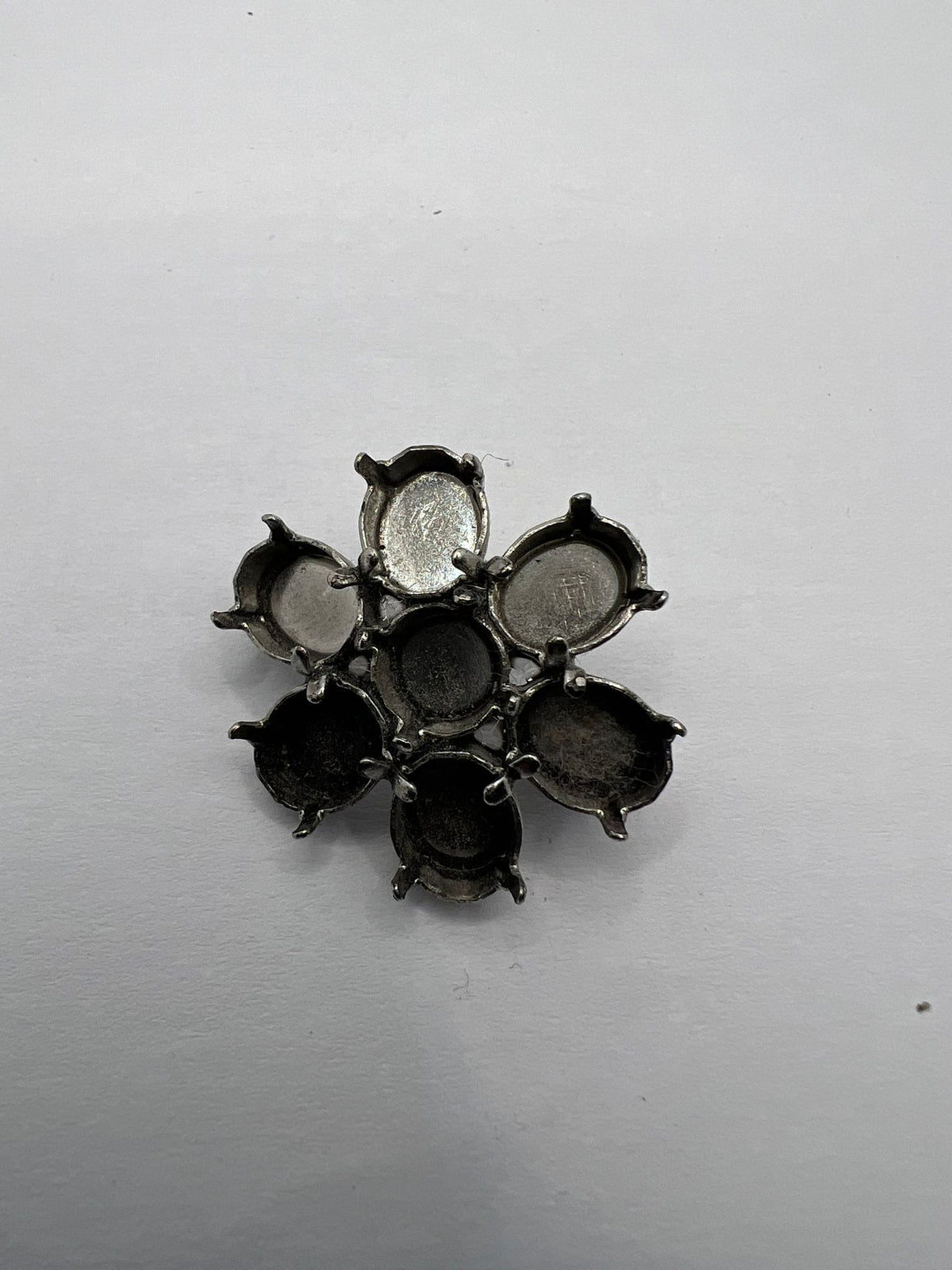 8909 Vintage leerer Rhodium Brosche zum Befüllen mit Swarovski Kristallen 30mm