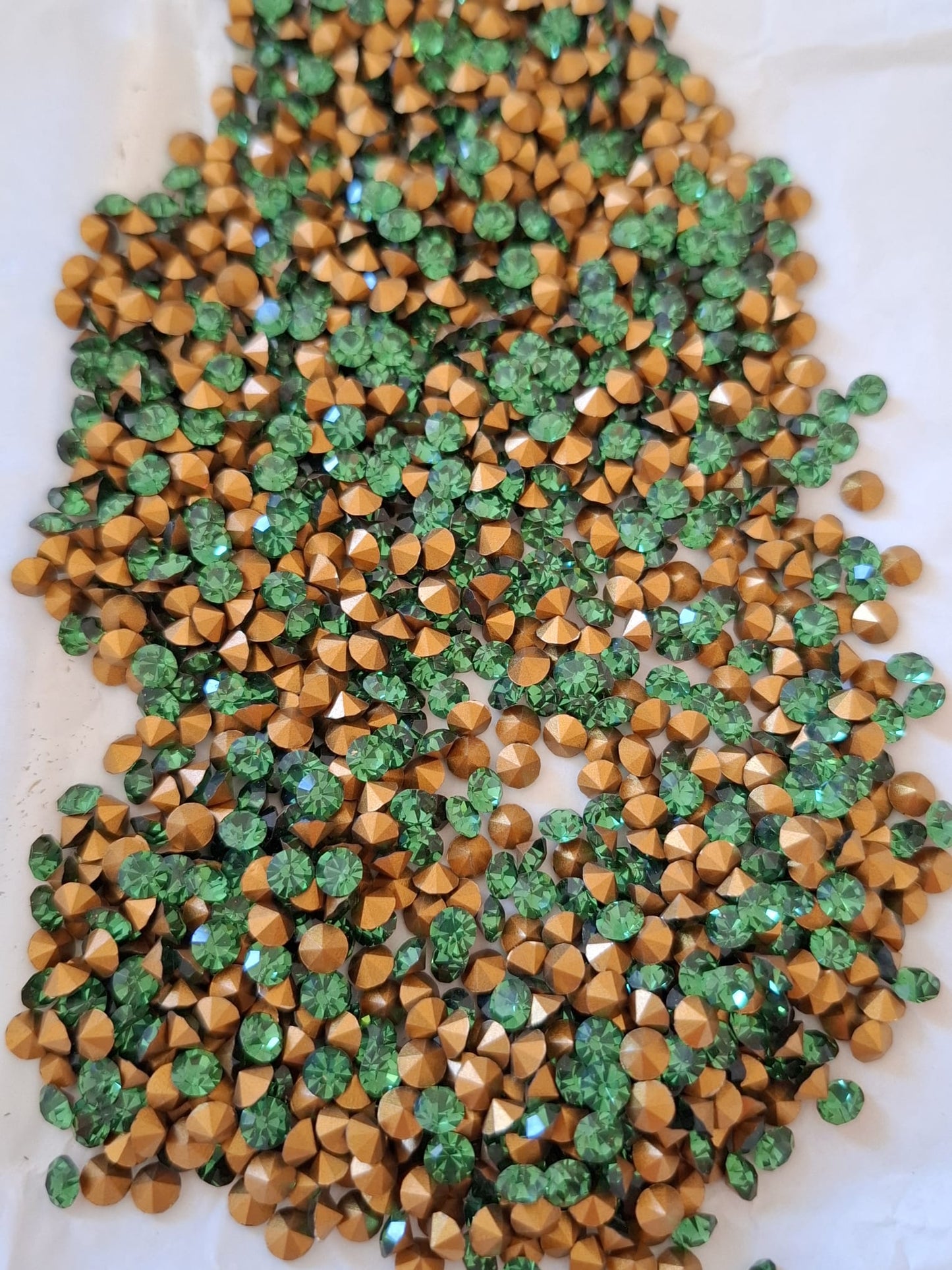 Swarovski® Chaton Vintage Green Turmaline Gold Foiled SS19