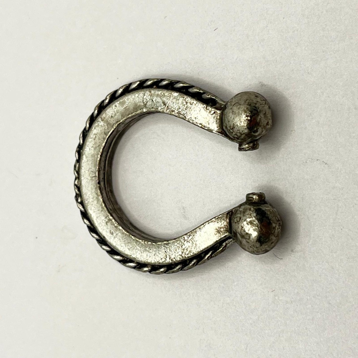 1165 Vintage Trachtenschmuck Hufeisen 28mm