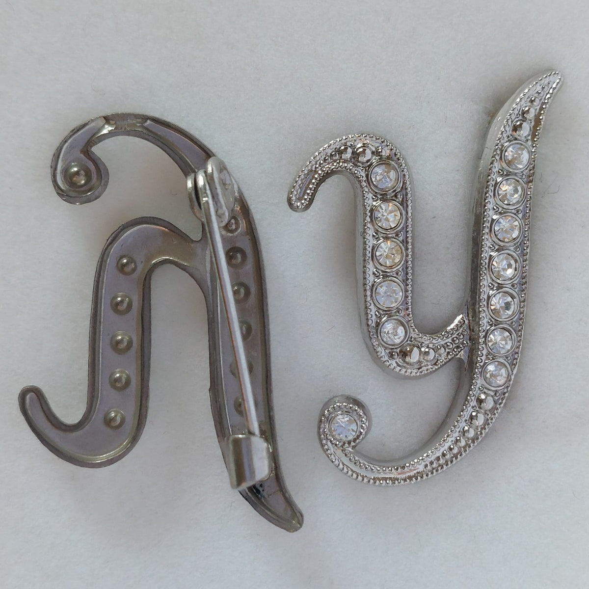 8050 Vintage-Buchstabe "Y" Brosche mit Swarovski-Kristallen 30x15mm