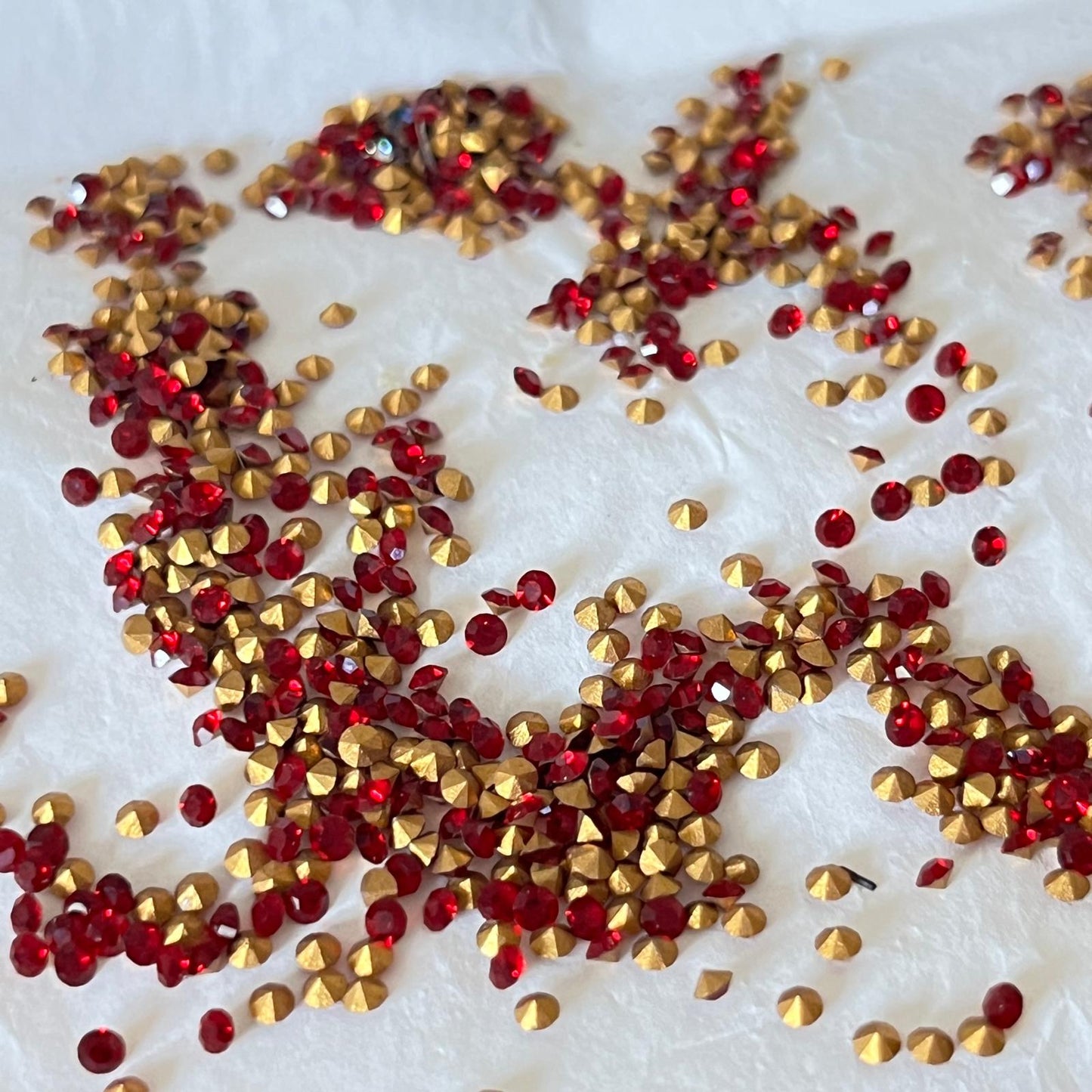 Swarovski® Chaton Vintage Siam Gold Foiled PP13