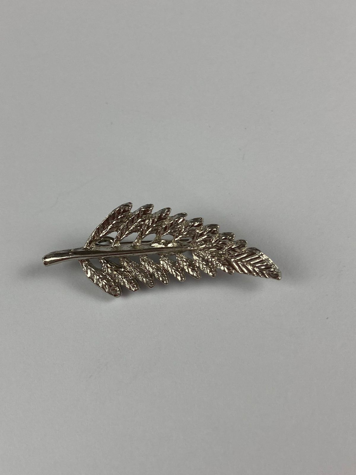 8320 Vintage Feder Brosche 35,5x14mm